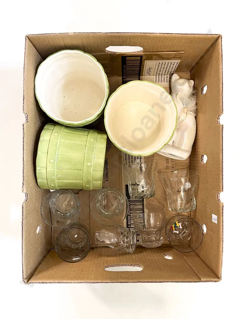 Three Small Ceramic Planters & Assorted Glassware Image 1++