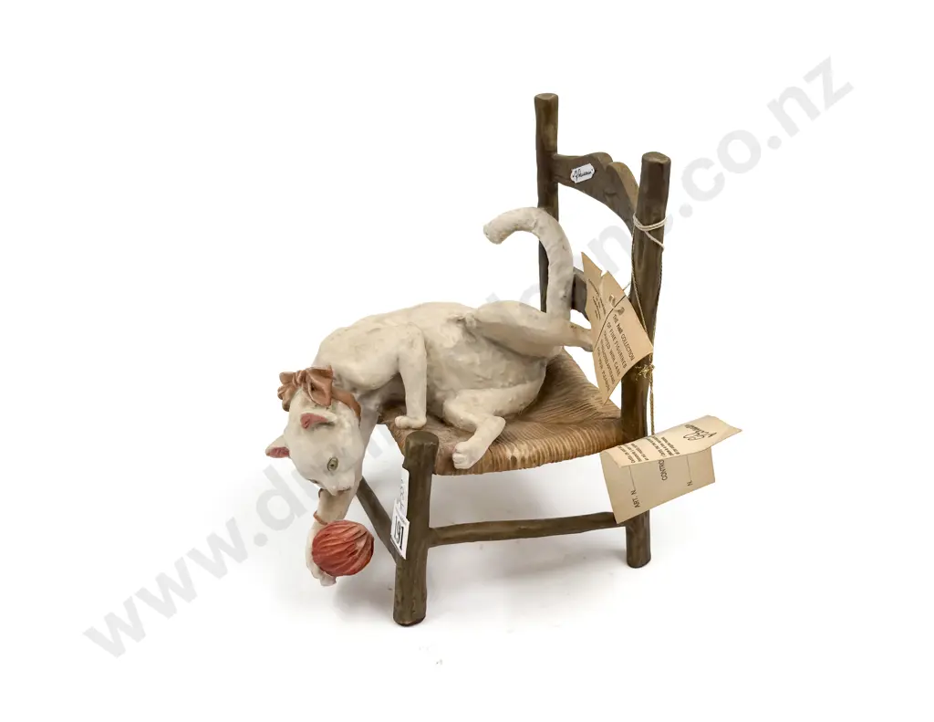 G Armani Cat & Yarn Ornament Image 1++