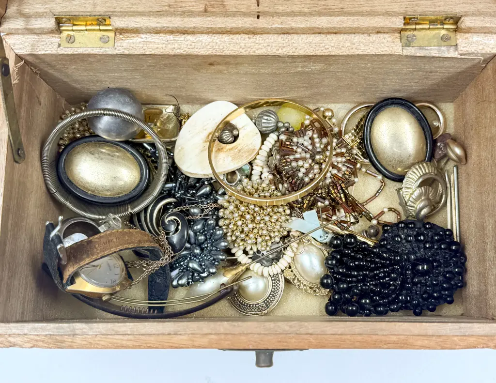 Small Camphorwood Chest of Assorted Costume Jewellery Image 1++