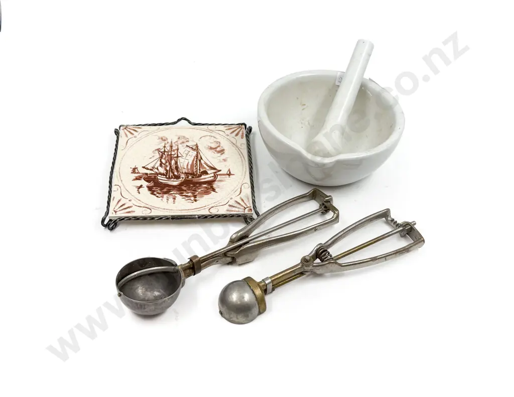 Small Quantity of Assorted Kitchenalia Image 1++