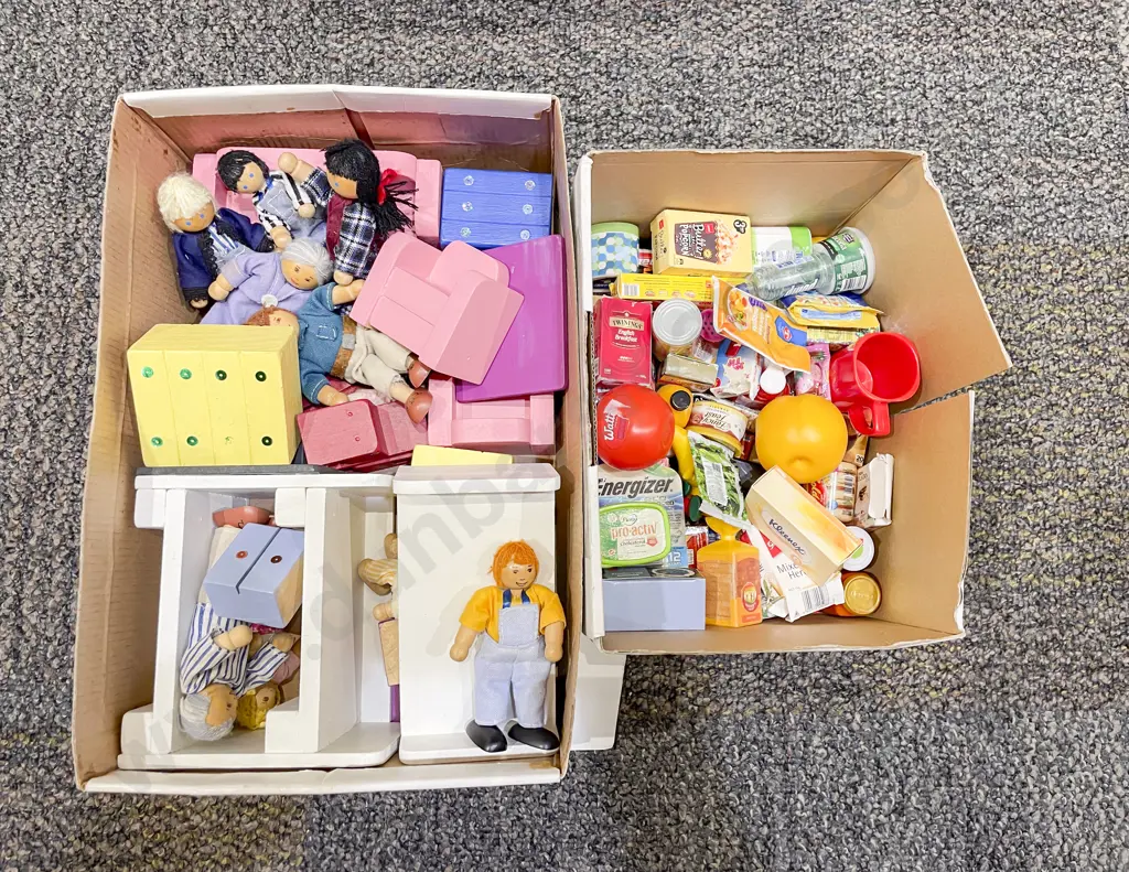 Large Dolls House & Assorted Dolls & Furniture Image 1++