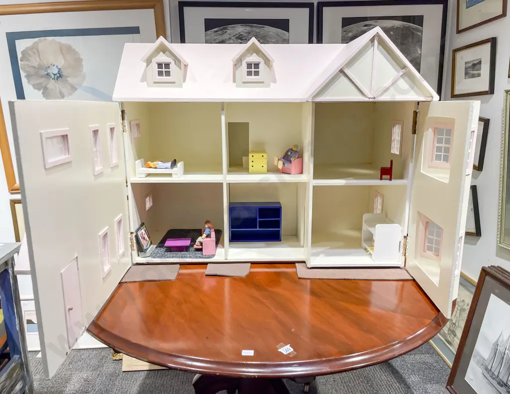 Large Dolls House & Assorted Dolls & Furniture Image 1++