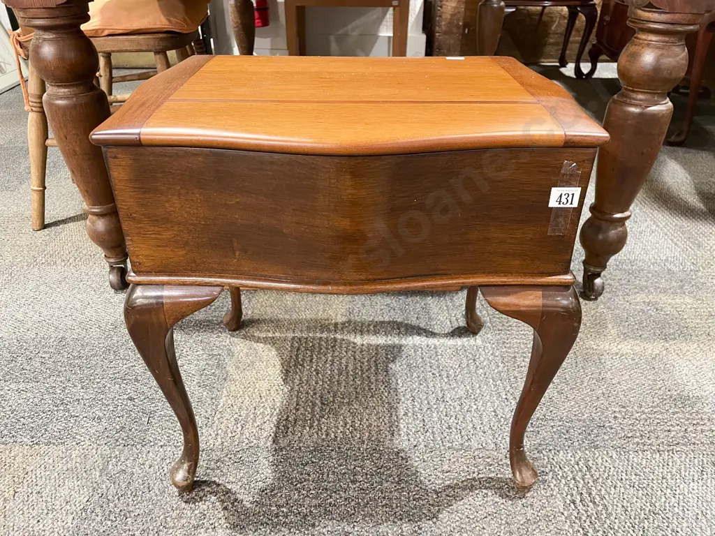 Mahogany Tilt Top Occasional Table Image 1++