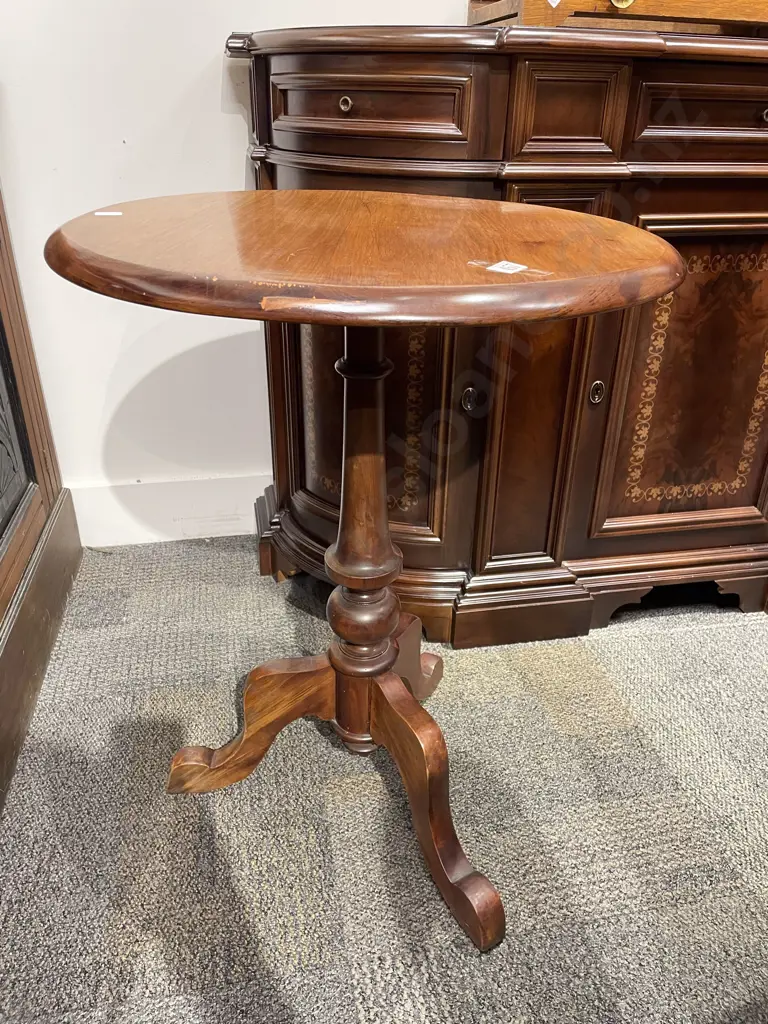 Tripod Based Wine Table Image 1++