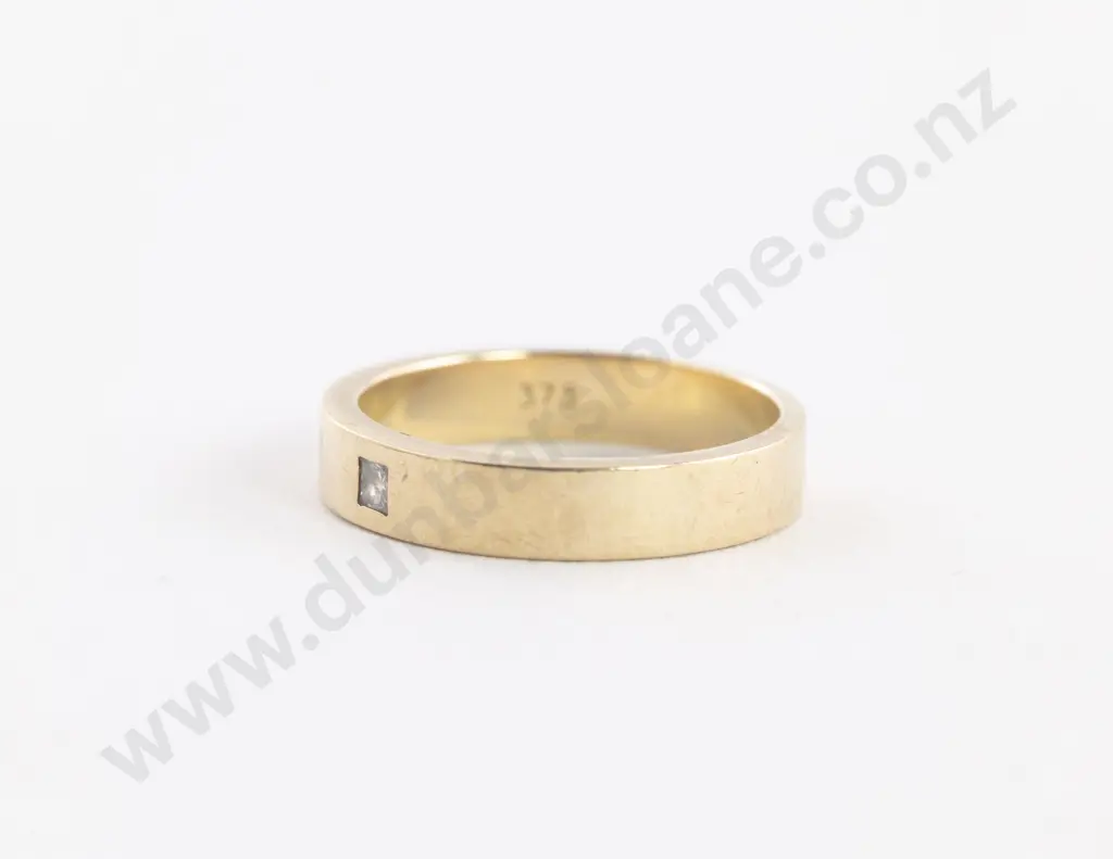 9ct Single Diamond Band Image 1++
