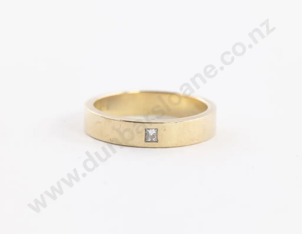 9ct Single Diamond Band Image 1++