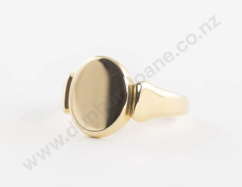 18ct Plain Signet Ring Image 1++