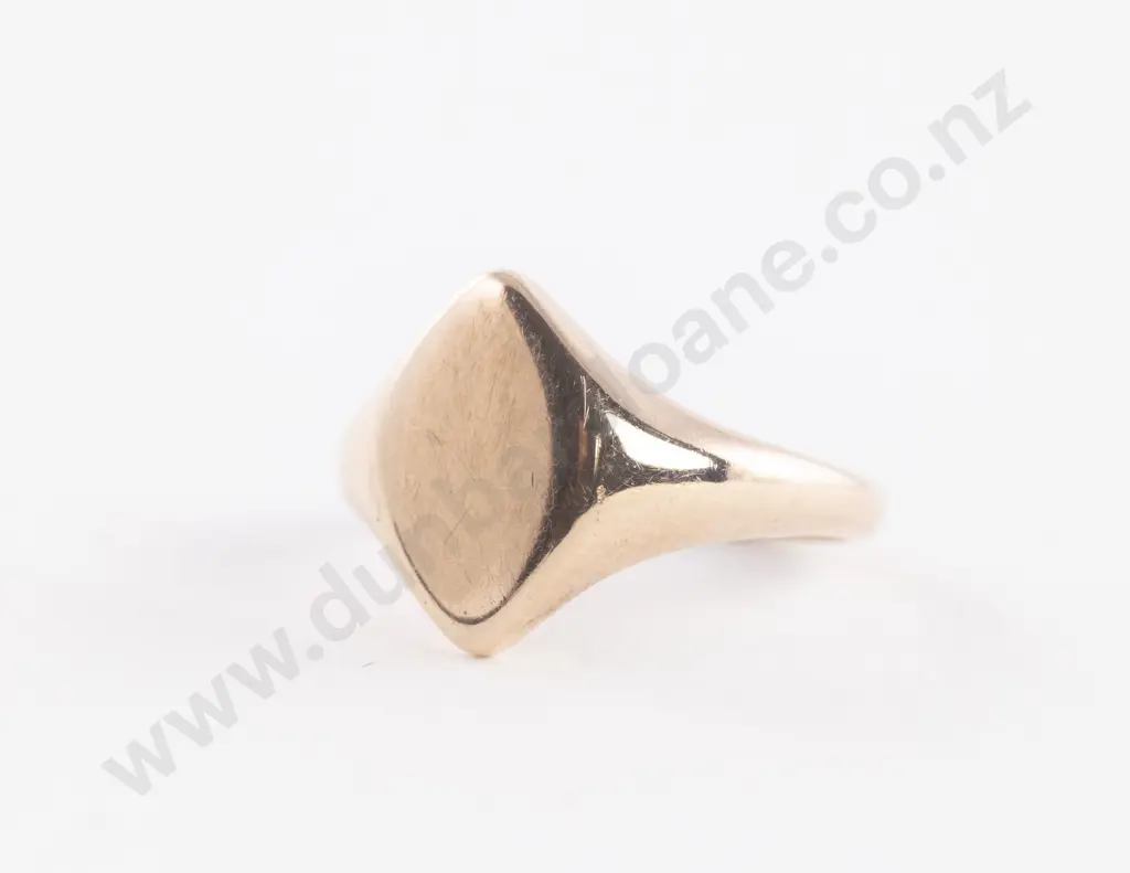 9ct Oval Signet Ring Image 1++