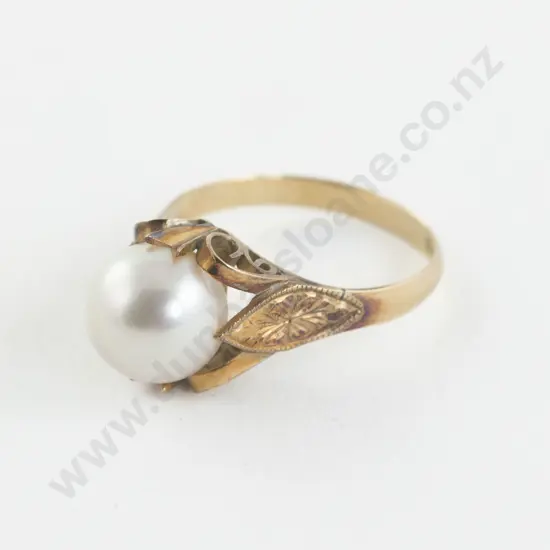 18ct Single Cultured Pearl Ring