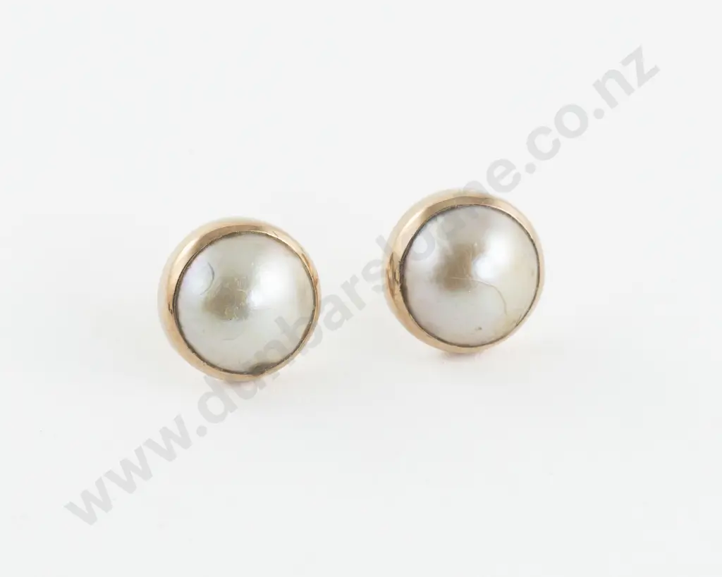 Pair 9ct Single Mabe Pearl Earrings Image 1++