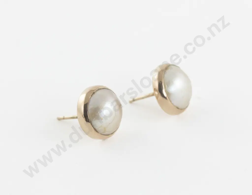 Pair 9ct Single Mabe Pearl Earrings Image 1++
