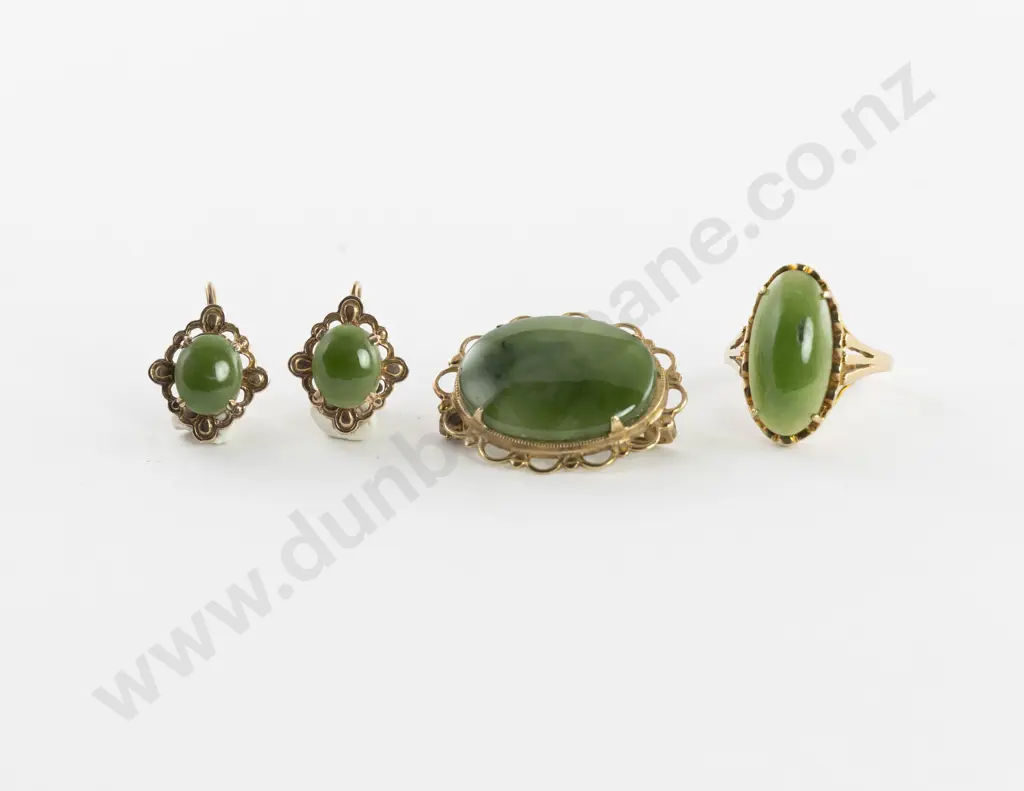 9ct Framed Oval Panel NZ Greenstone Brooch Image 1++