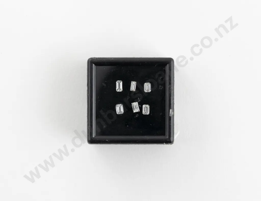 Quantity of Unmounted Diamonds Image 1++