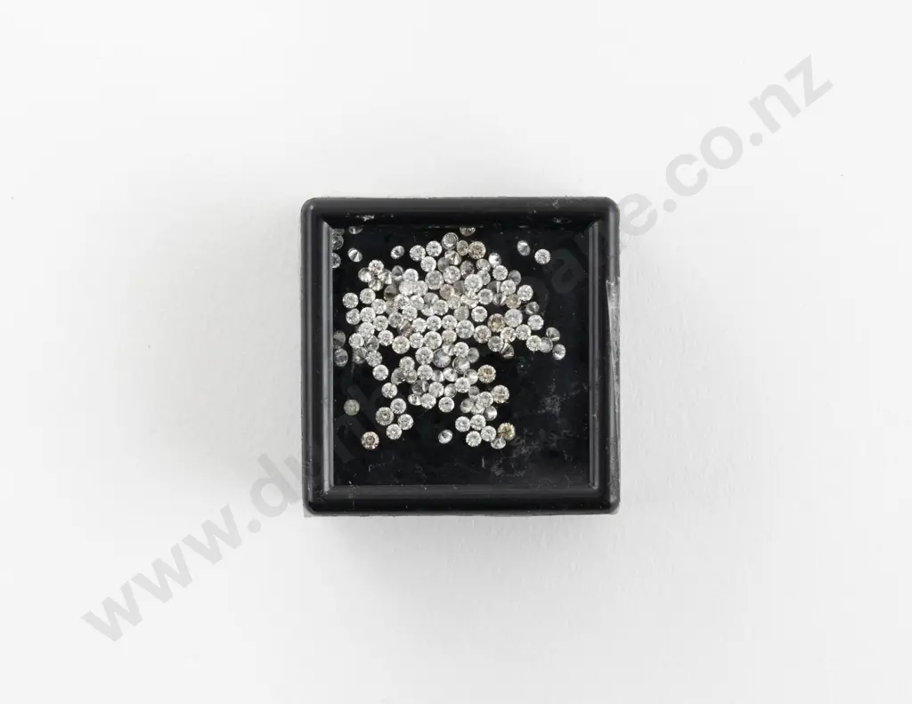 Quantity of Unmounted Diamonds Image 1++
