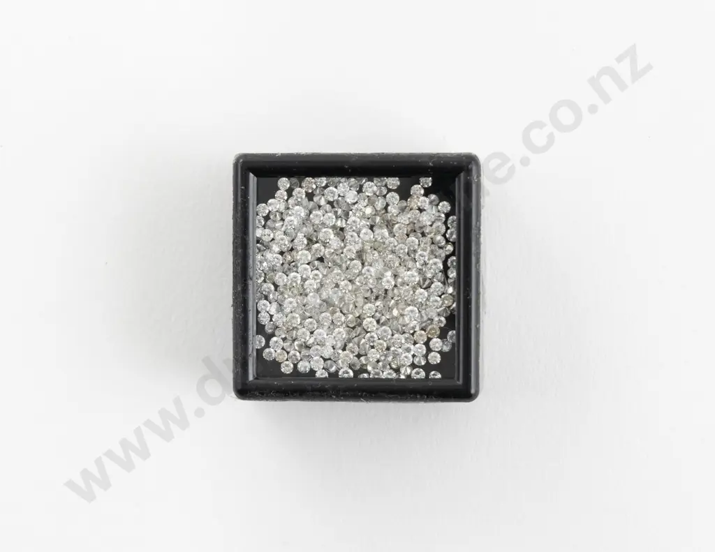 Quantity of Unmounted Diamonds Image 1++