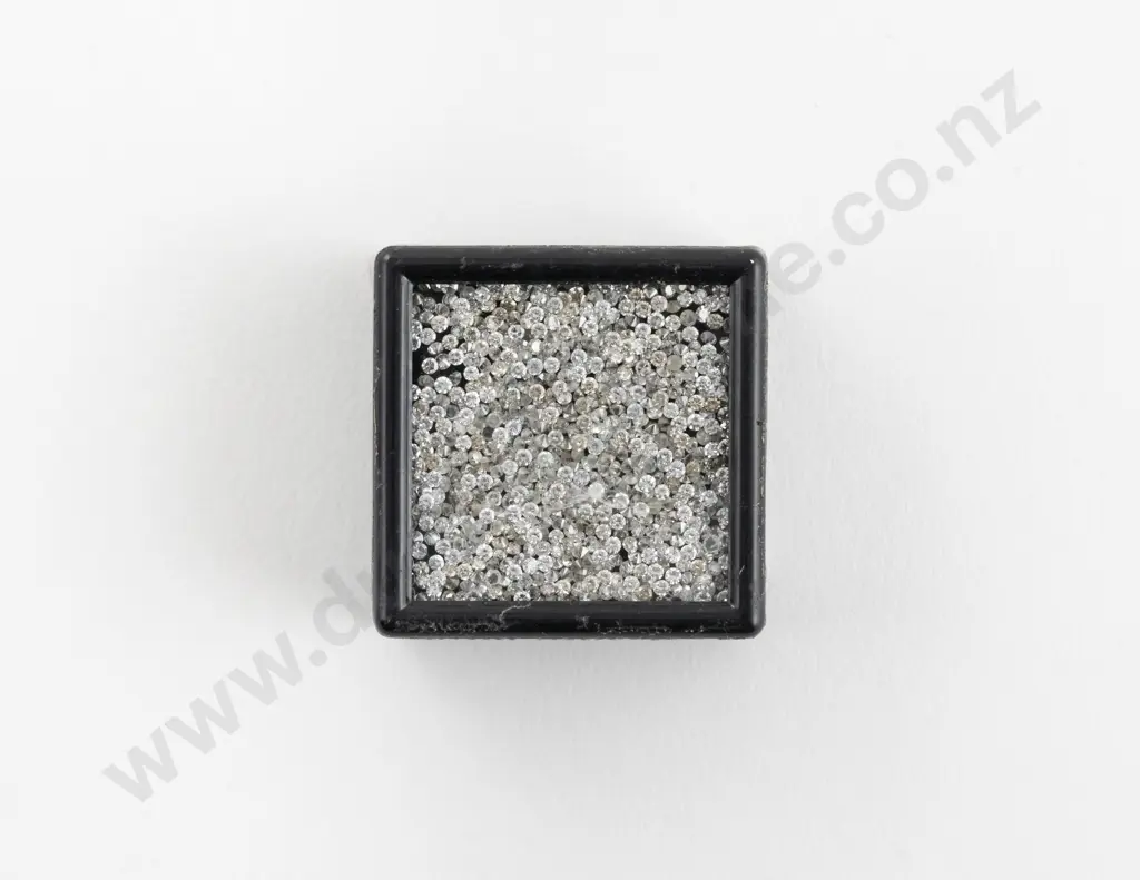 Quantity of Unmounted Diamonds Image 1++
