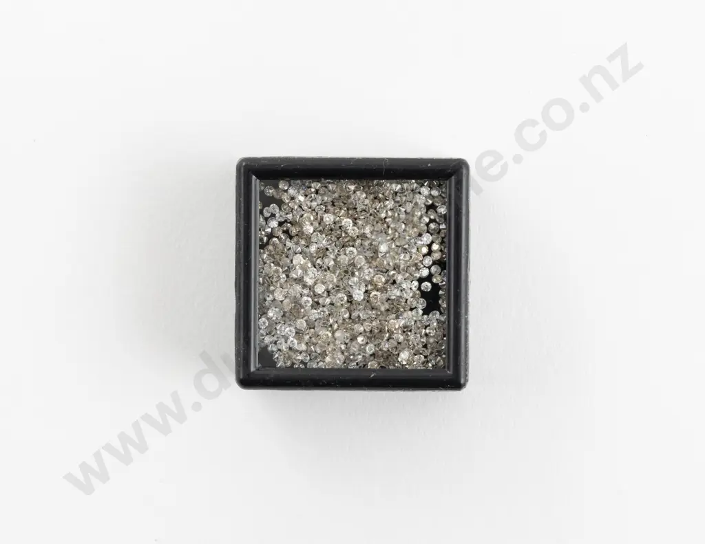Quantity of Unmounted Diamonds Image 1++