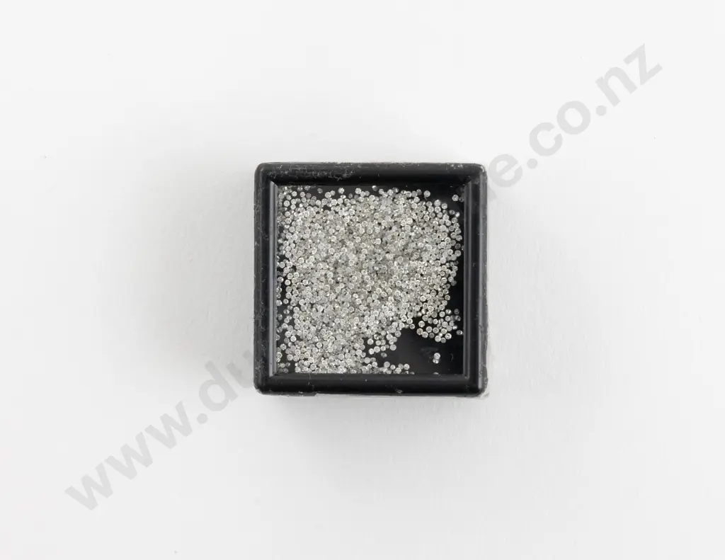 Quantity of Unmounted Diamonds Image 1++