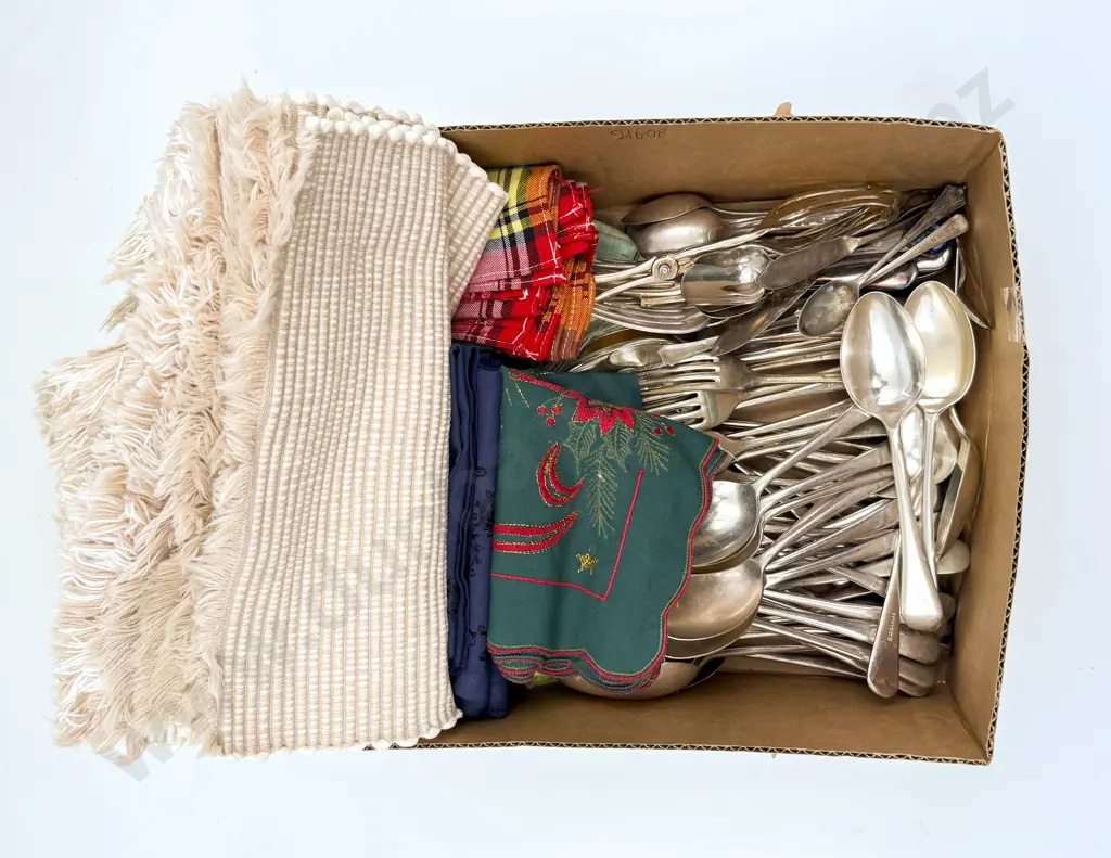Quantity of Assorted S/P Cutlery incl Table Linen Image 1++