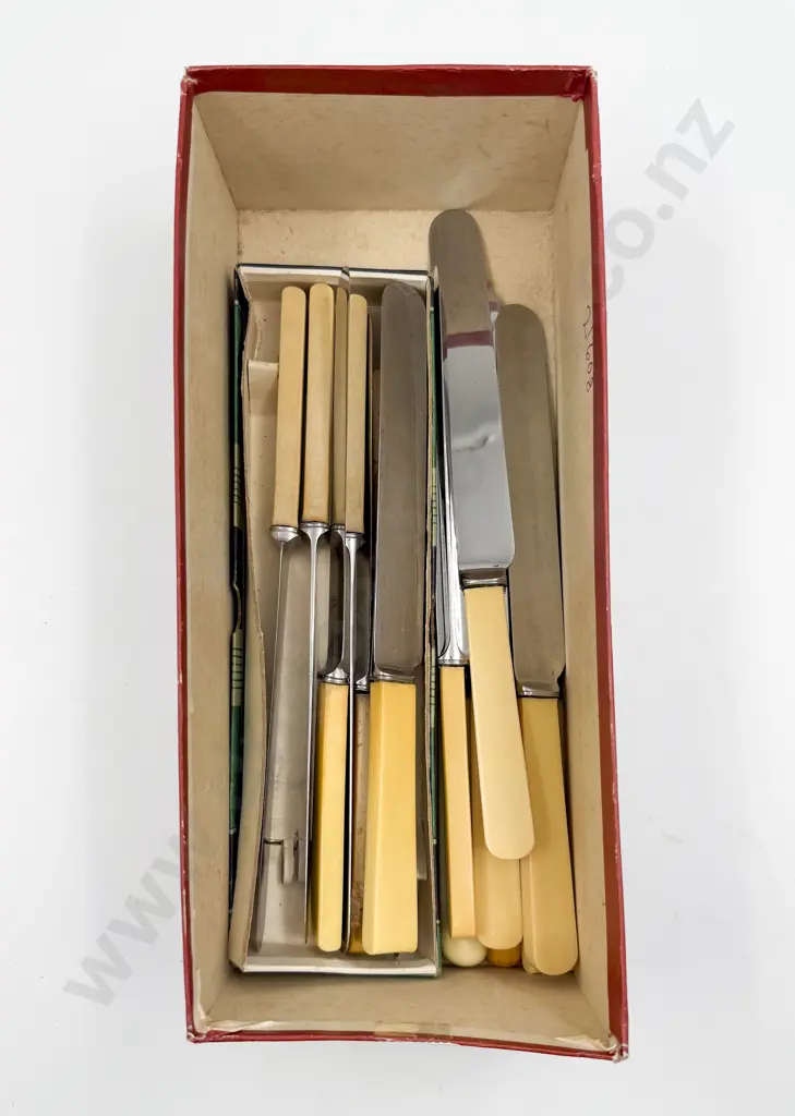 Small Quantity of Assorted Bone Handled Knives Image 1++