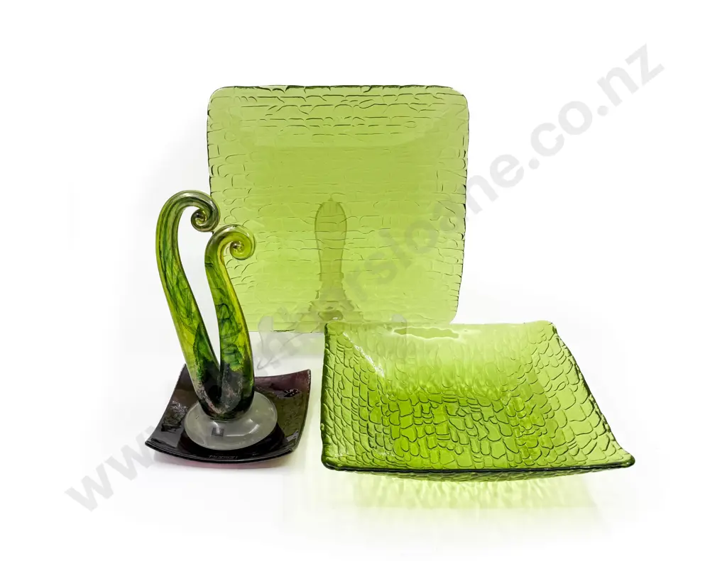 De Flute NZ Glass Koru Sculpture & Three Glass Serving Plates Image 1++