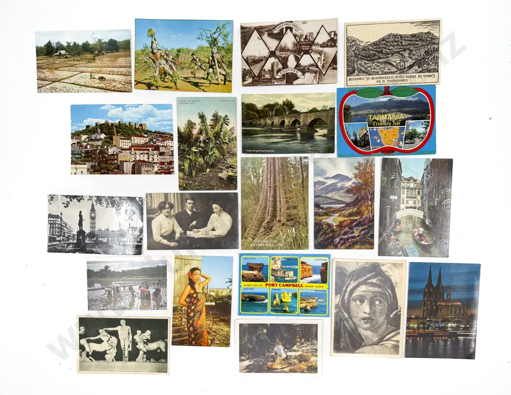 Box Quantity of Assorted Vintage Postcards Image 1++