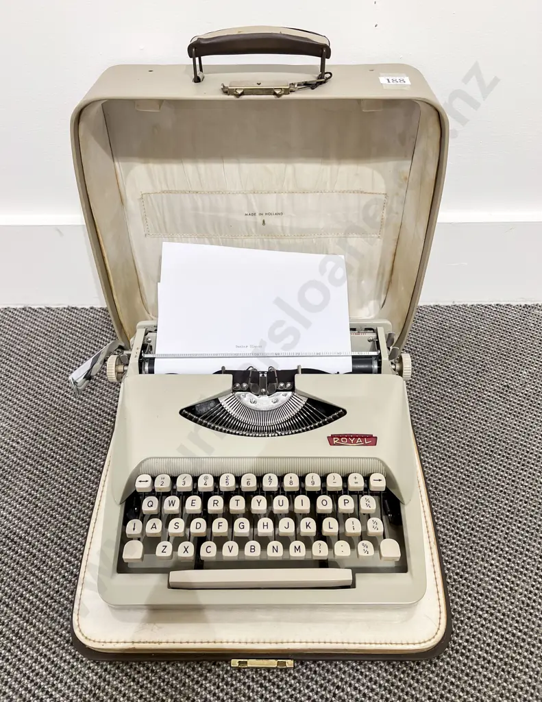 Cased Royalite 120 Portable Typewriter Image 1++