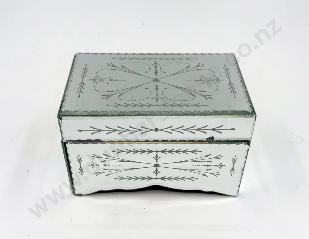 Small Mirrored Jewellery Box & Two Vintage Coin Purses Image 1++