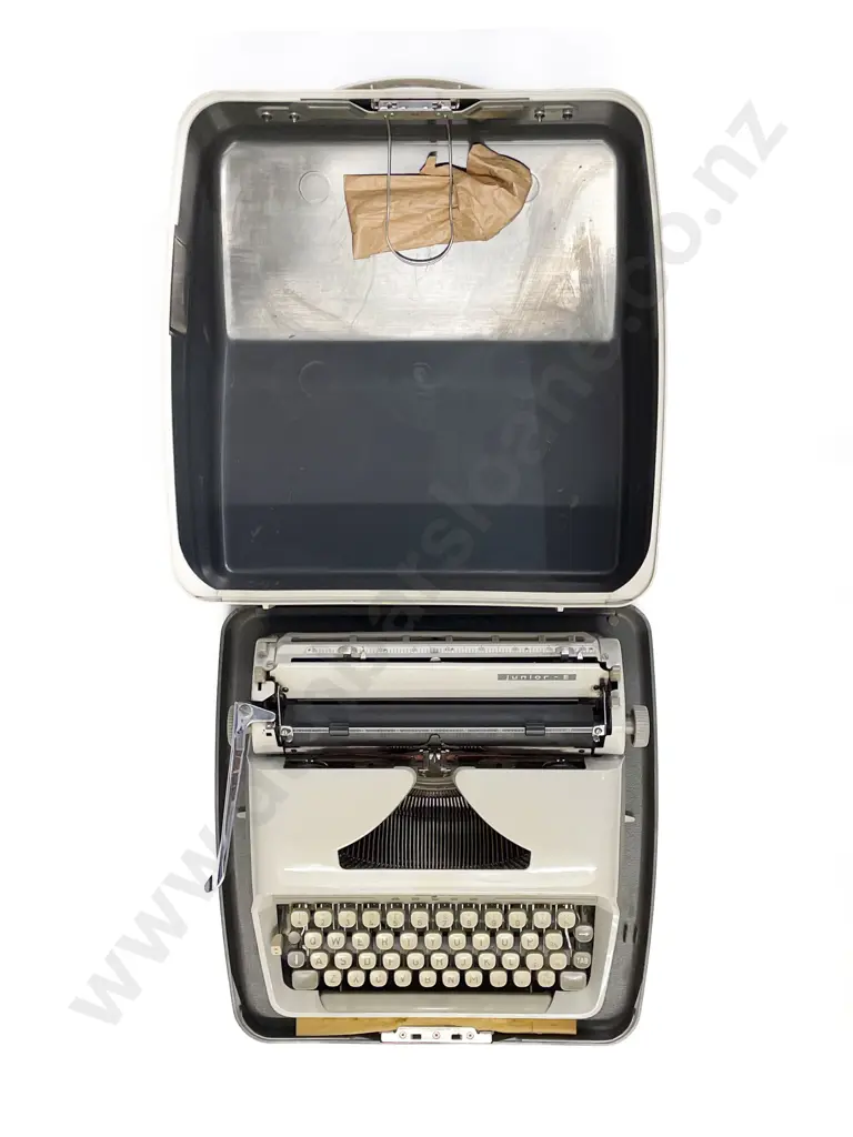 Adler Junior-E Portable Typewriter Image 1++