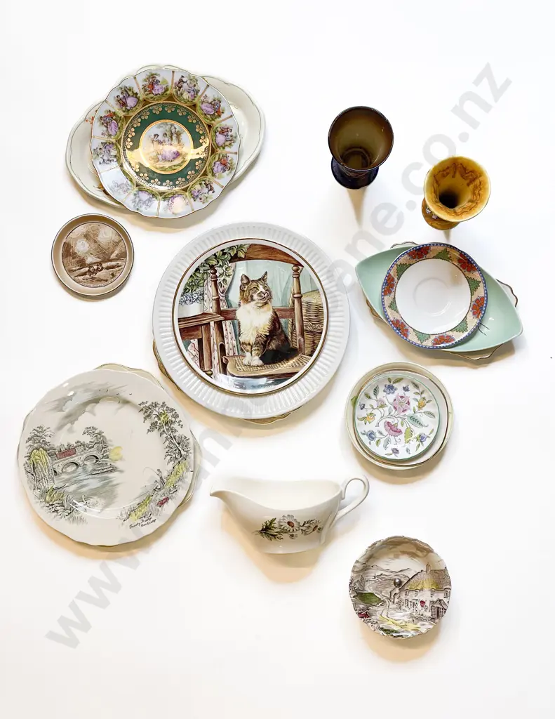 Box of Mixed Vintage China Image 1++
