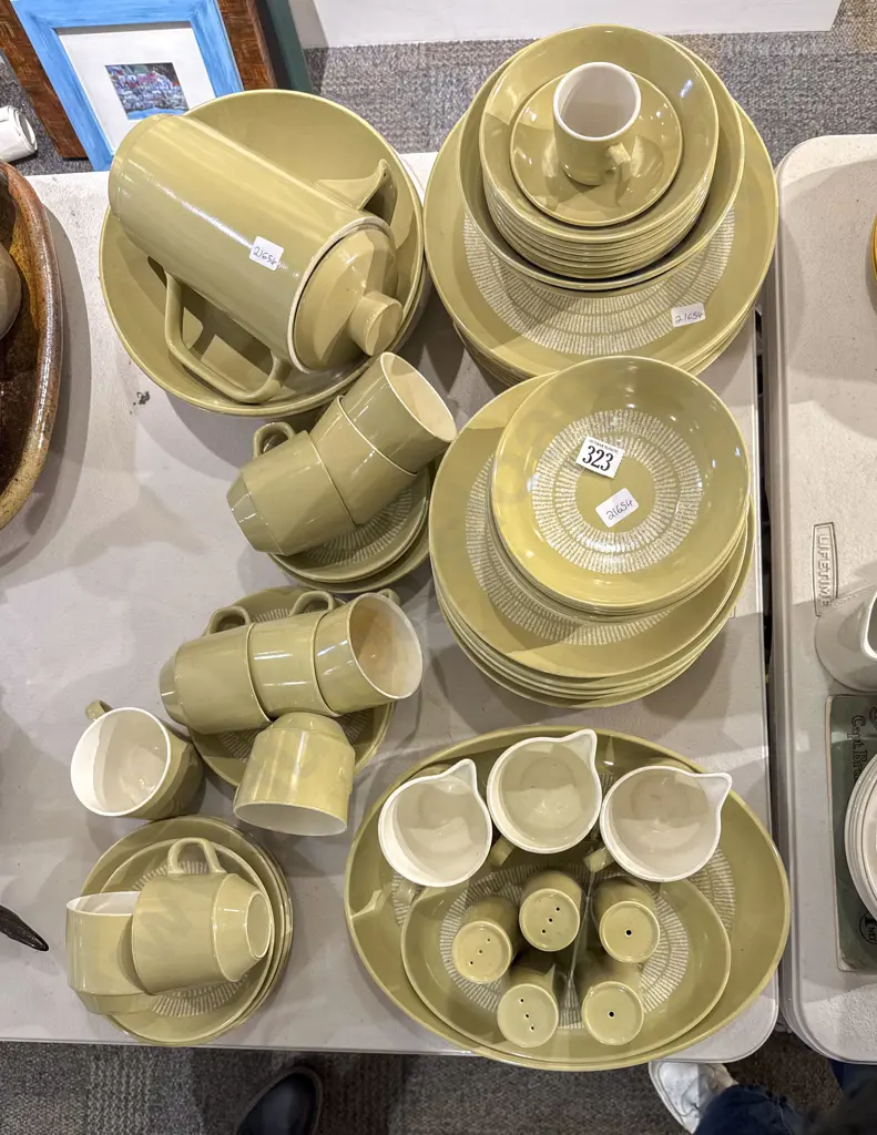 Crown Lynn "Egmont" Dinnerset (Faults) Image 1++