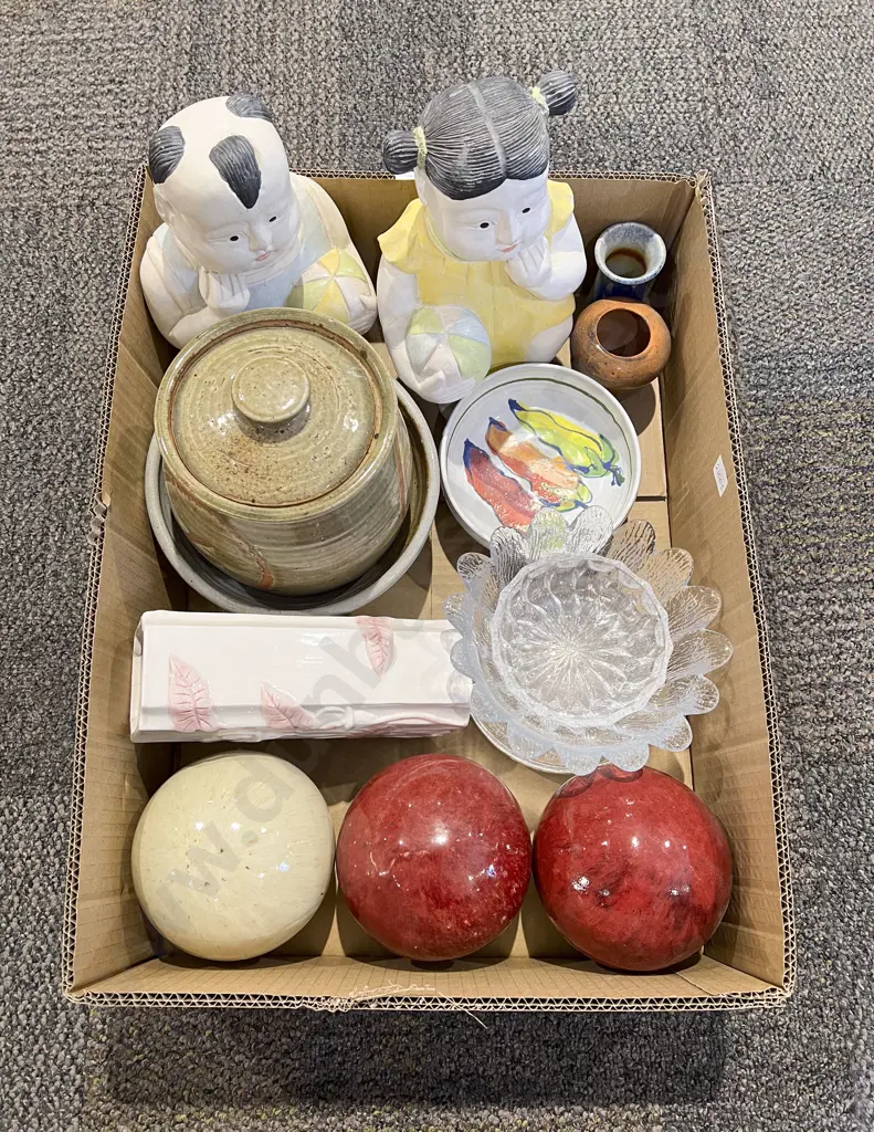Box Quantity of Assorted Decorative Items Image 1++