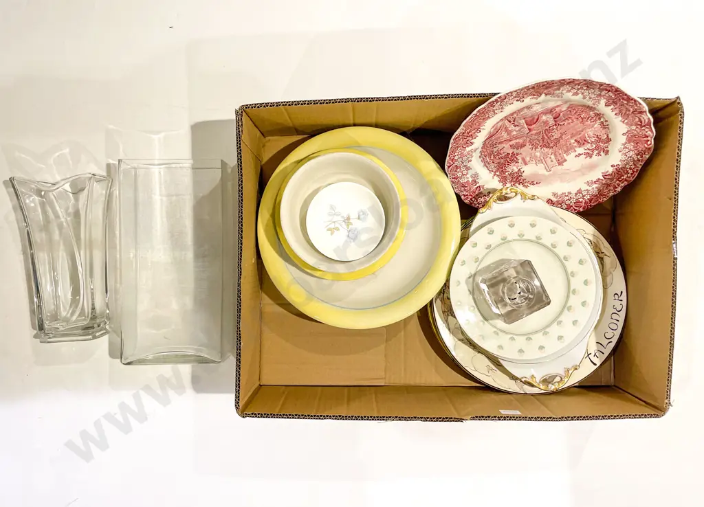 Box of Assorted China & Glassware Image 1++
