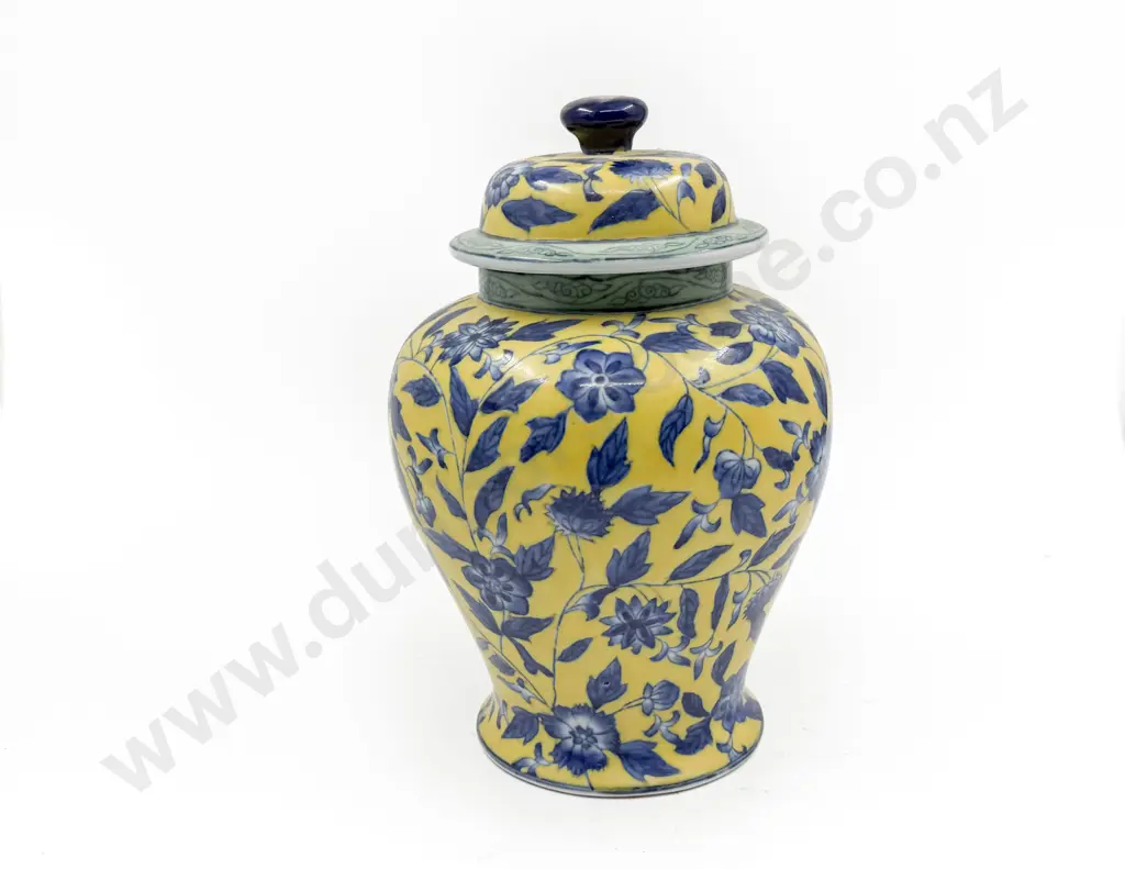 Chinese Underglaze Blue Covered Mantel Vase Image 1++