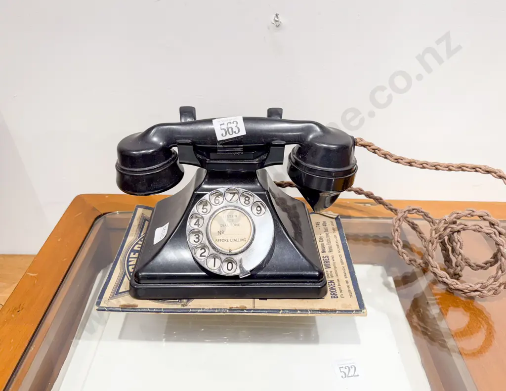 Vintage Bakelite Telephone with 1947 Nelson Directory Image 1++