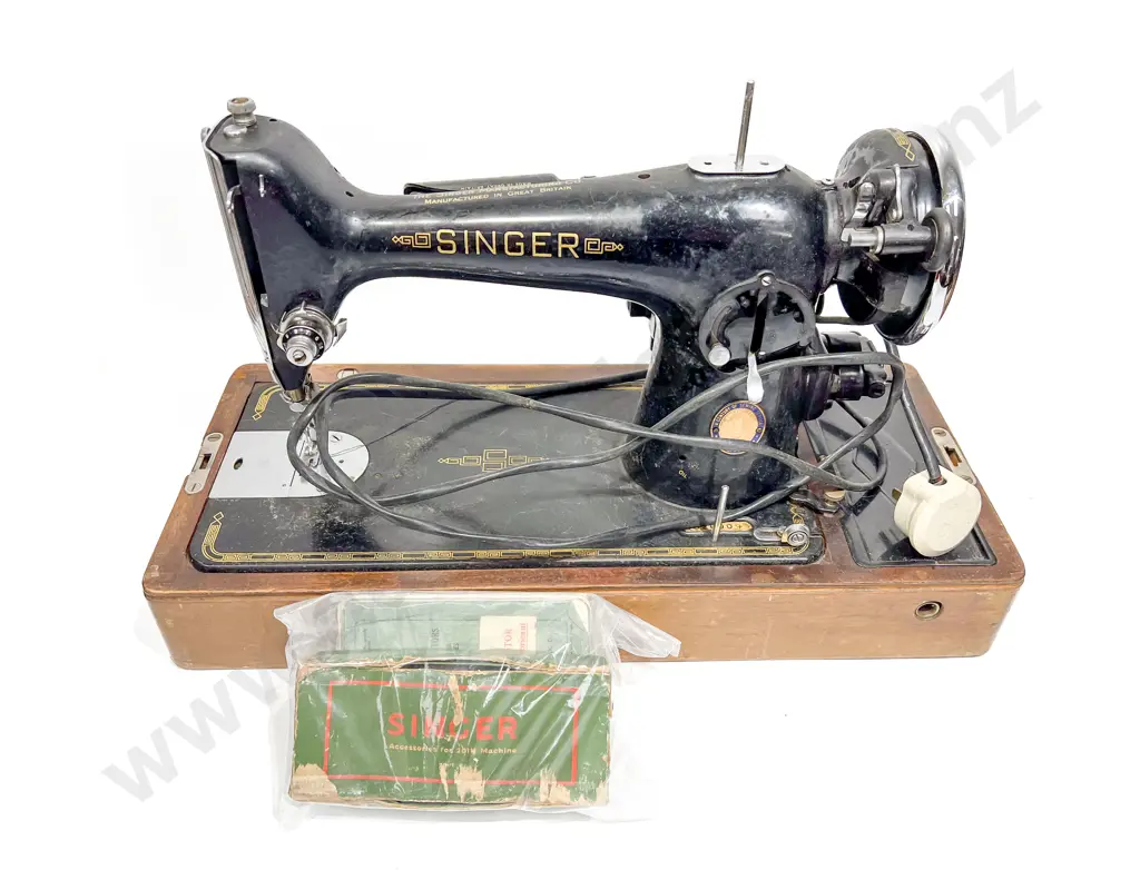 Vintage Table Top Model Singer Sewing Machine Image 1++