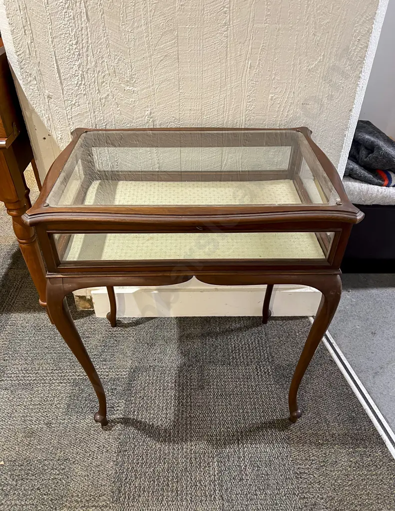 Edwardian Mahogany Display Table on Fine Cabriole Legs Image 1++