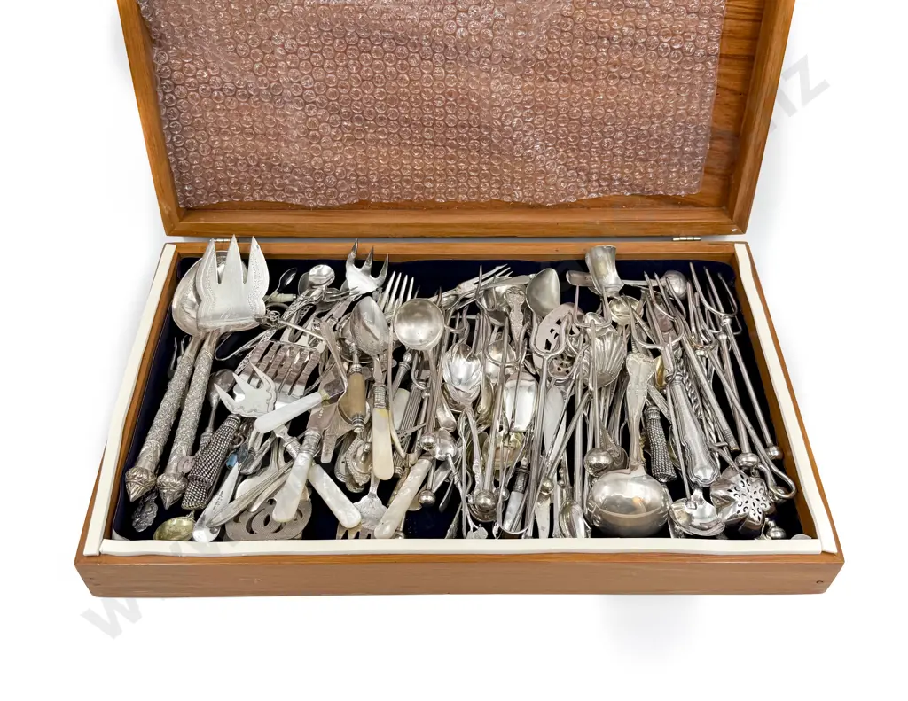 Canteen of Assorted Cutlery etc Image 1++