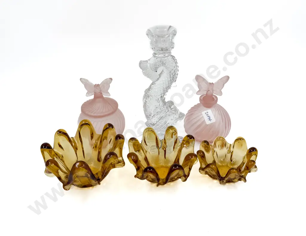 Quantity of Assorted Decorative Glassware Image 1++
