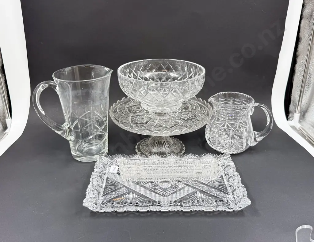 Quantity of Assorted Crystal & Glassware Image 1++