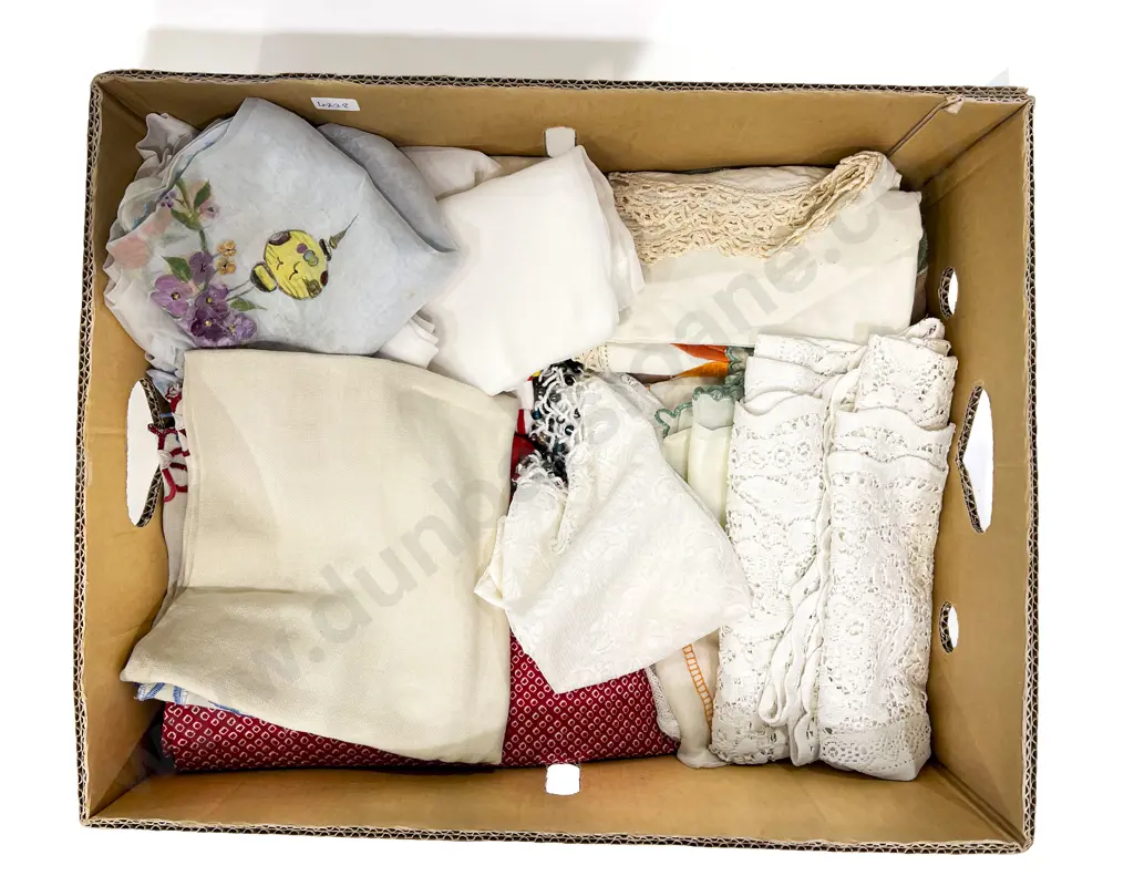 Quantity of Assorted Vintage Table Linen etc Image 1++