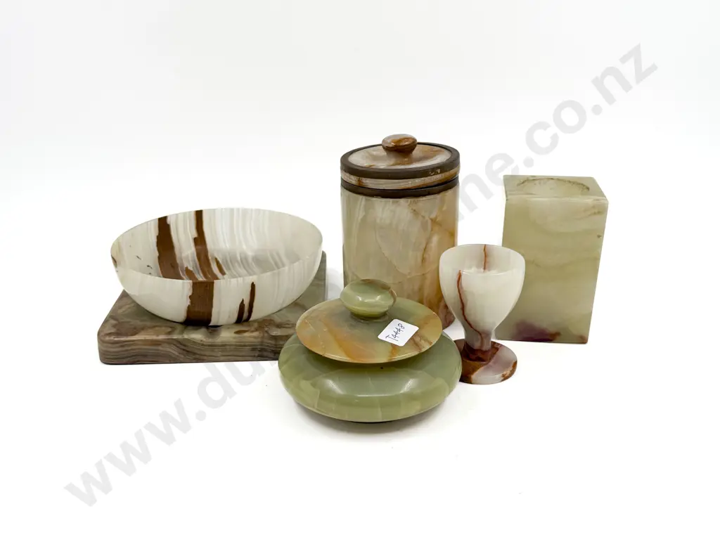 Quantity of Assorted Onyx Table Ware Image 1++