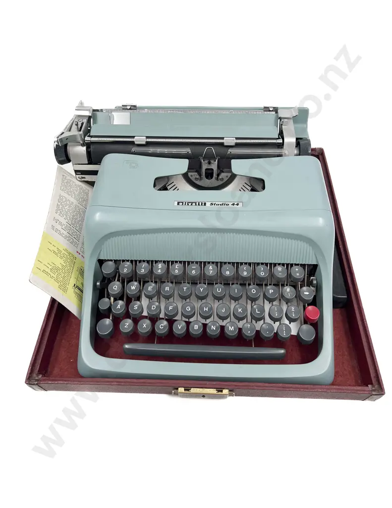 Olivetti Typewriter in Case Image 1++