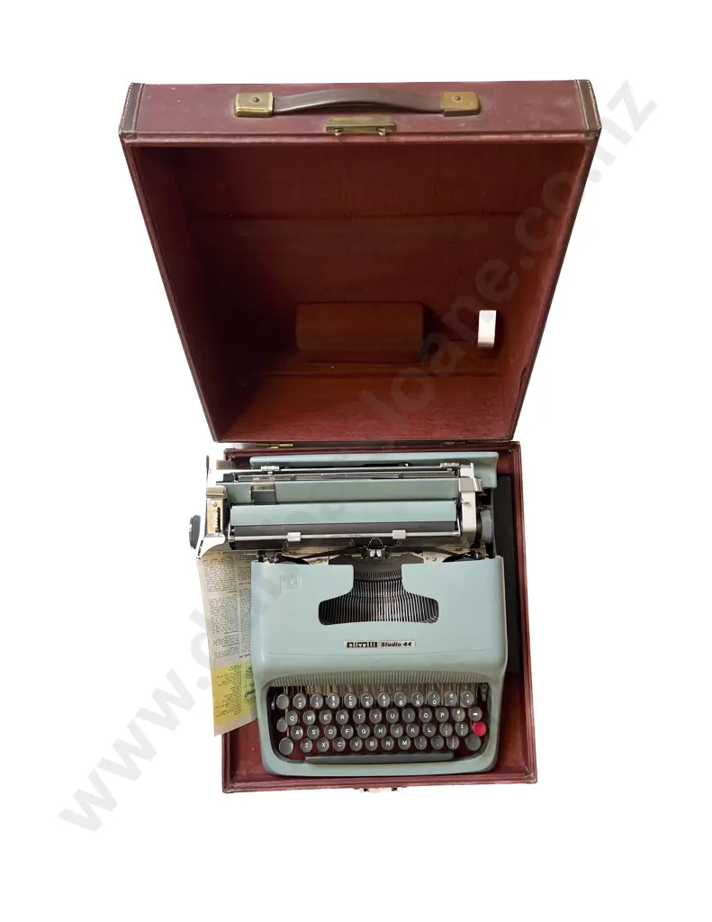 Olivetti Typewriter in Case Image 1++