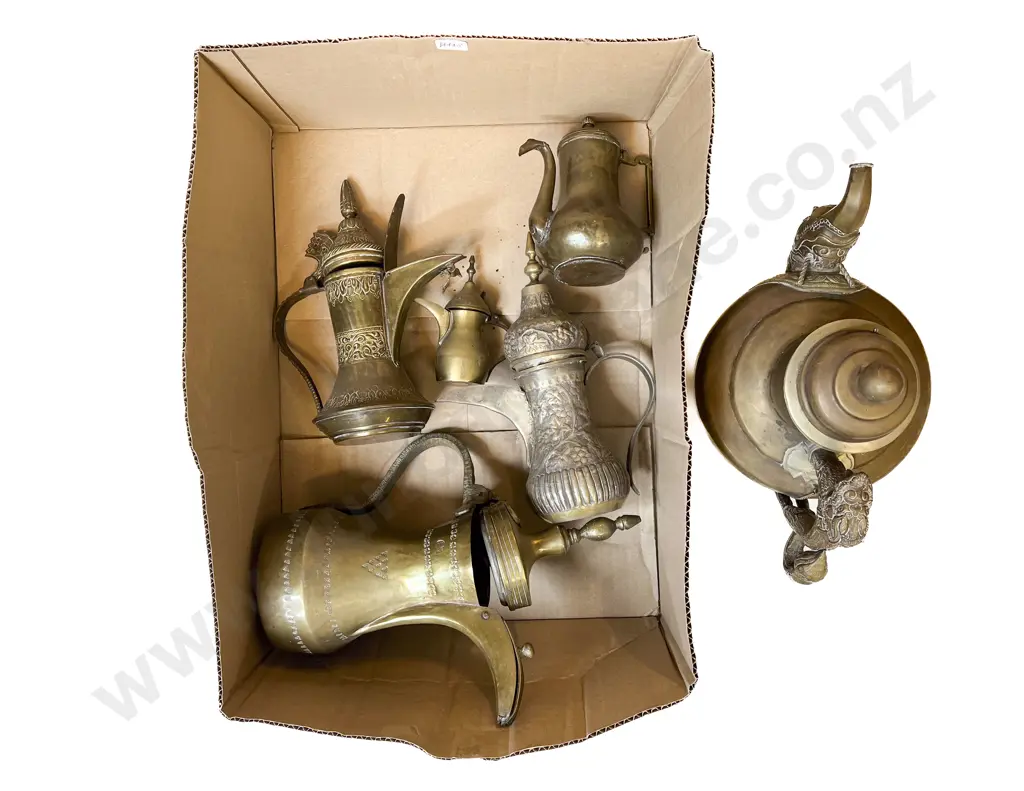 Box Quantity of Assorted Brassware Image 1++