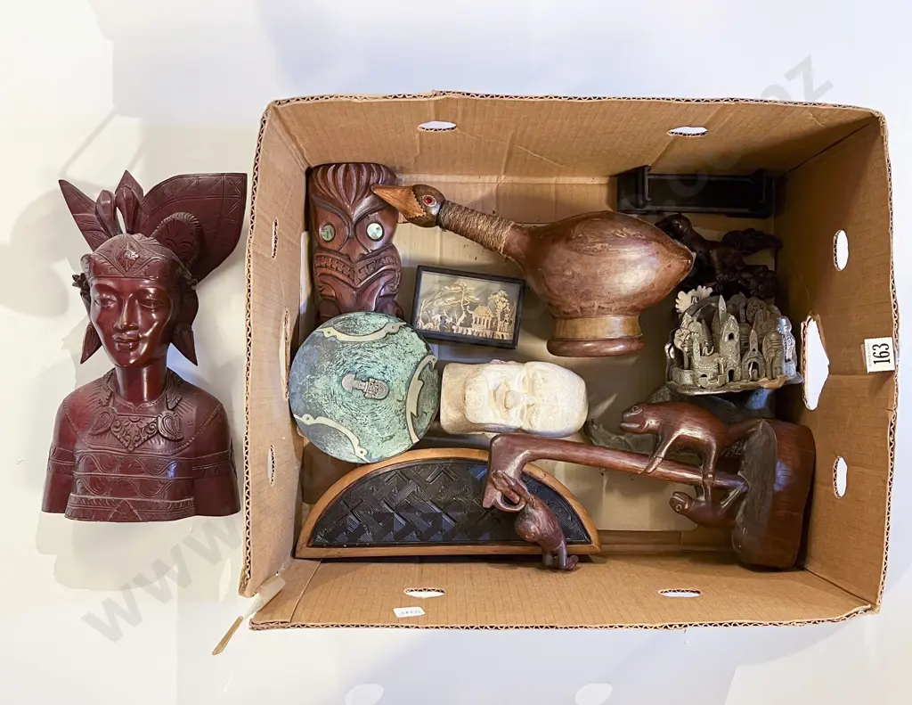 Quantity of Assorted Tourist Ware Carvings etc Image 1++