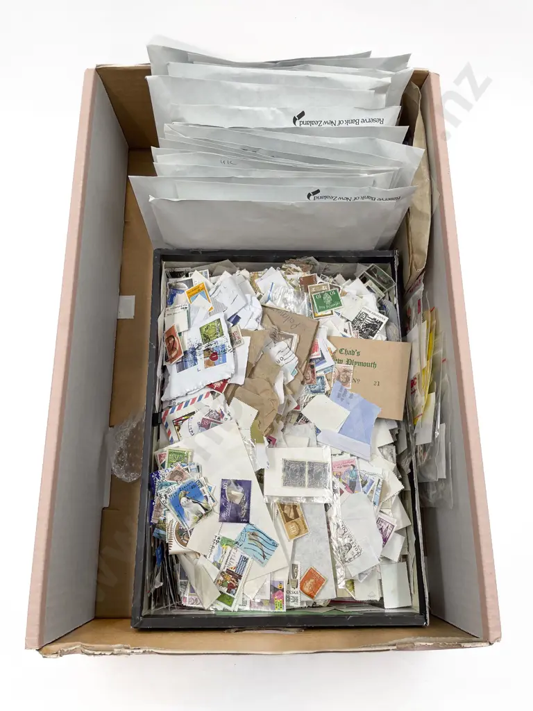 Quantity Loose & Semi Sorted Stamps Image 1++