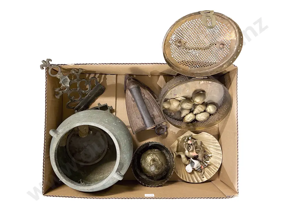 Box of Assorted Metalware Image 1++
