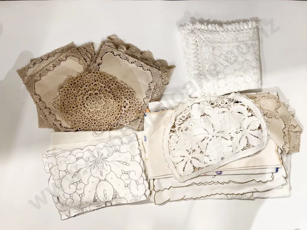 Quantity of Assorted Vintage Table Linen Image 1++