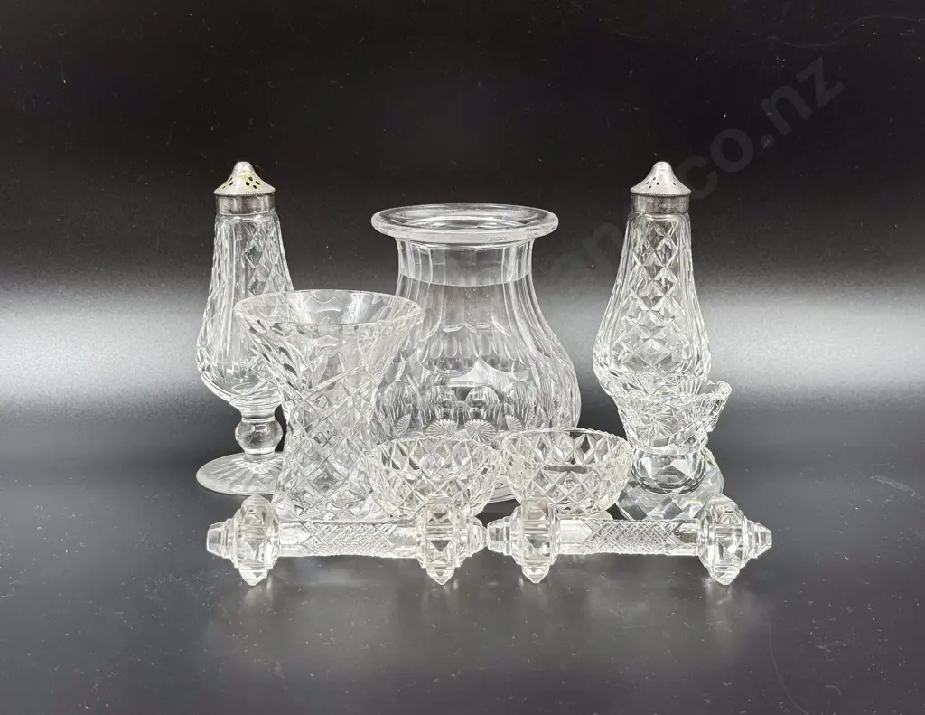 Quantity of Assorted Crystal & Glassware Image 1++